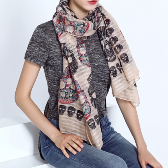 **1 LEFT** Phenomenal Skull Design Scarf - Picture 2 of 5